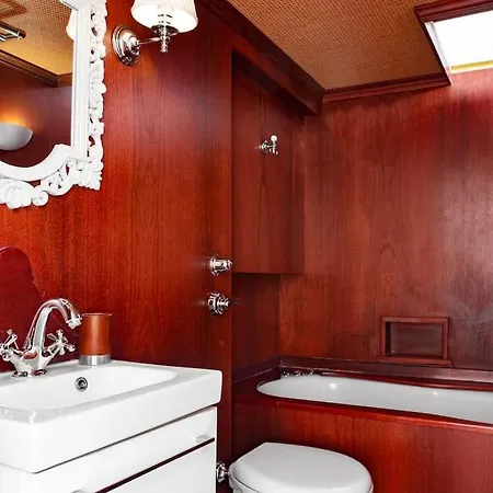 Luxury 4 Bedrooms *